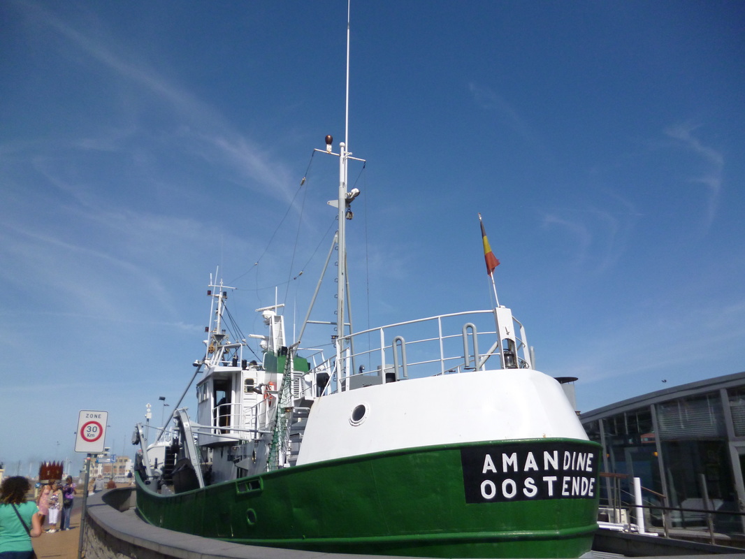 Kuter rybacki Amandine cumujący w Ostendzie. Belgia.