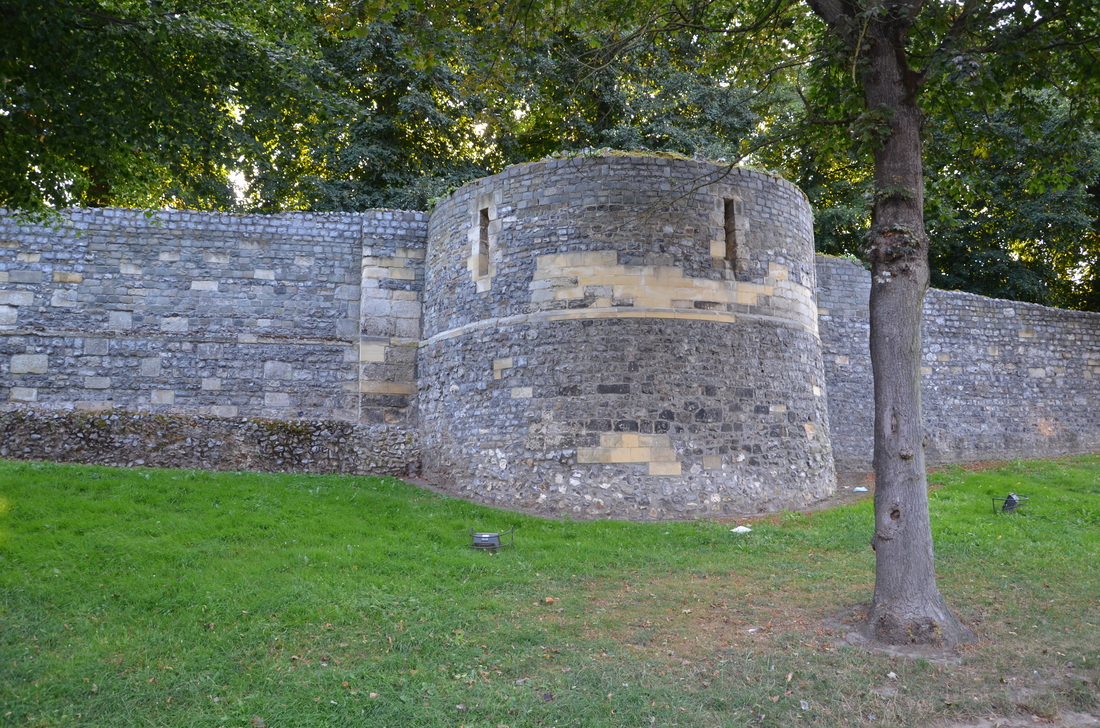 Sredniowieczne mury obronne w Tongeren, Belgia.Picture