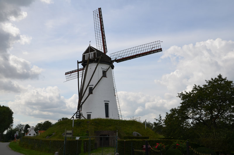 Moulin à vent de Schellemole à Damme. Belgique. 