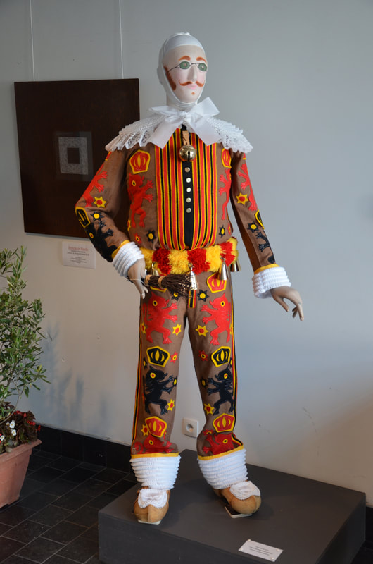 Un costume porté par les participants du carnaval de Binche. La Belgique. 