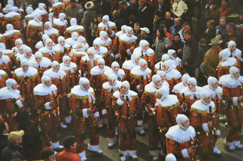 Les personnages de Gilles pendant le Carnaval de Binche. La Belgique. Photo : www.empain.net. 