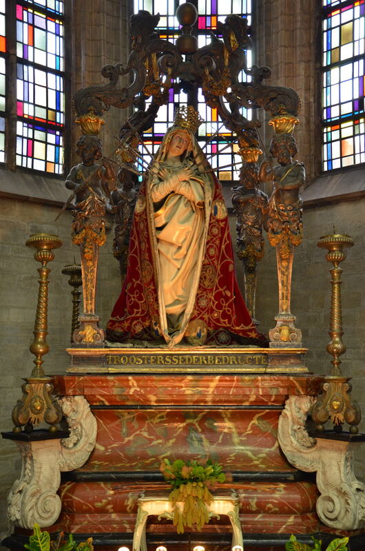 Notre-Dame de l'autre côté de l'église Dyle à Malines. Belgique. 