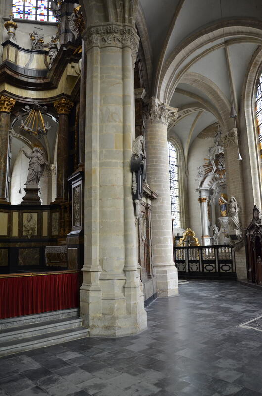 Notre-Dame de l'autre côté de l'église Dyle à Malines. Belgique. 