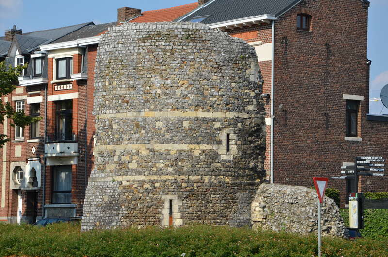 Wieża Velinx wybudowana w Tongeren jako część średniowiecznych murów obronnych. Belgia. 