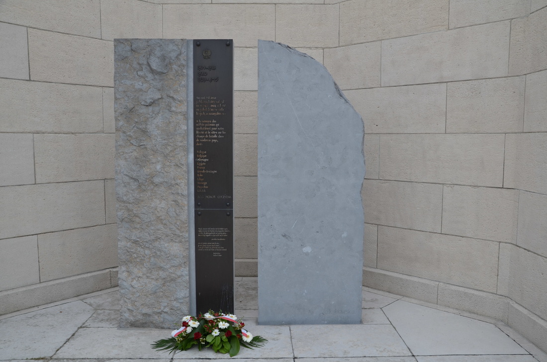 Un monument dédié aux soldats polonais tombés sur les fronts de la Seconde Guerre mondiale. Liège, Belgique. 