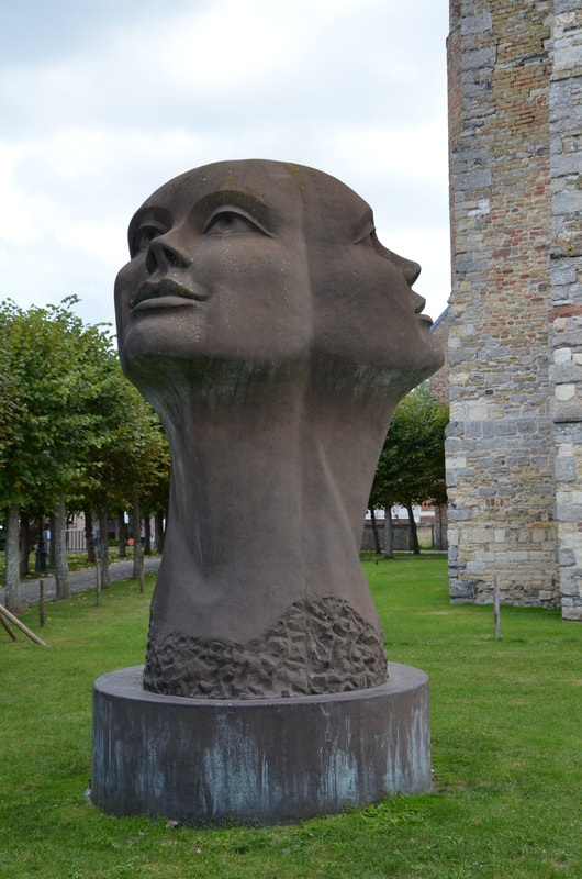 Sculpture devant l'église Notre-Dame de Damme. Belgique. 