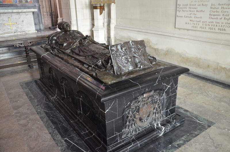 Le tombeau où repose l'archevêque Joseph Mercier. St. Rumbold à Malines. Belgique.