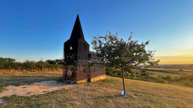 Une église transparente dans le village de Borgloon. Belgique. Une église bannière dans le village de Borgloon. Belgique.