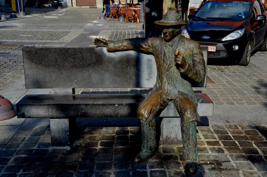 Un monument en forme de banc, sur lequel se trouve le célèbre écrivain criminel Georges Simenon. Liège, Belgique. 