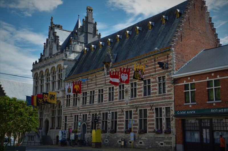 Mairie et halle aux draps de Zoutleeuw en Belgique. 