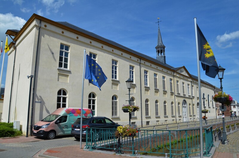 Le complexe qui appartenait autrefois à la Congrégation des Sœurs de la Miséricorde de St. Vincent de Paul. Ville de Zoutleeuw en Belgique. 